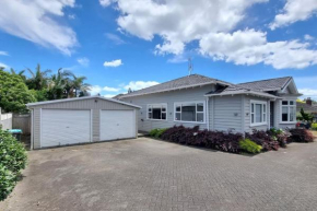 Cheerful 5 - Bedroom Home with Free Parking